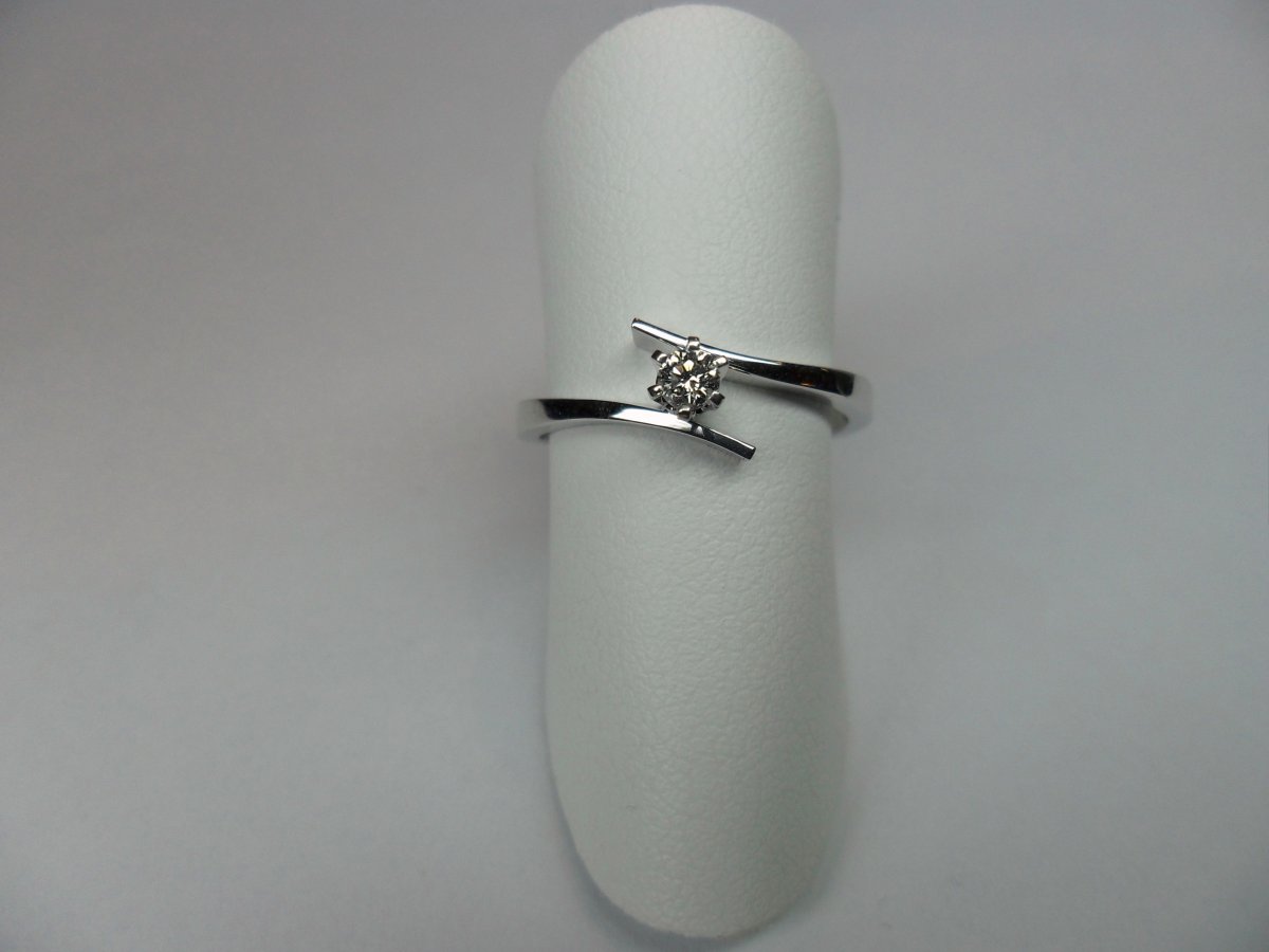 Twisted solitaire ring